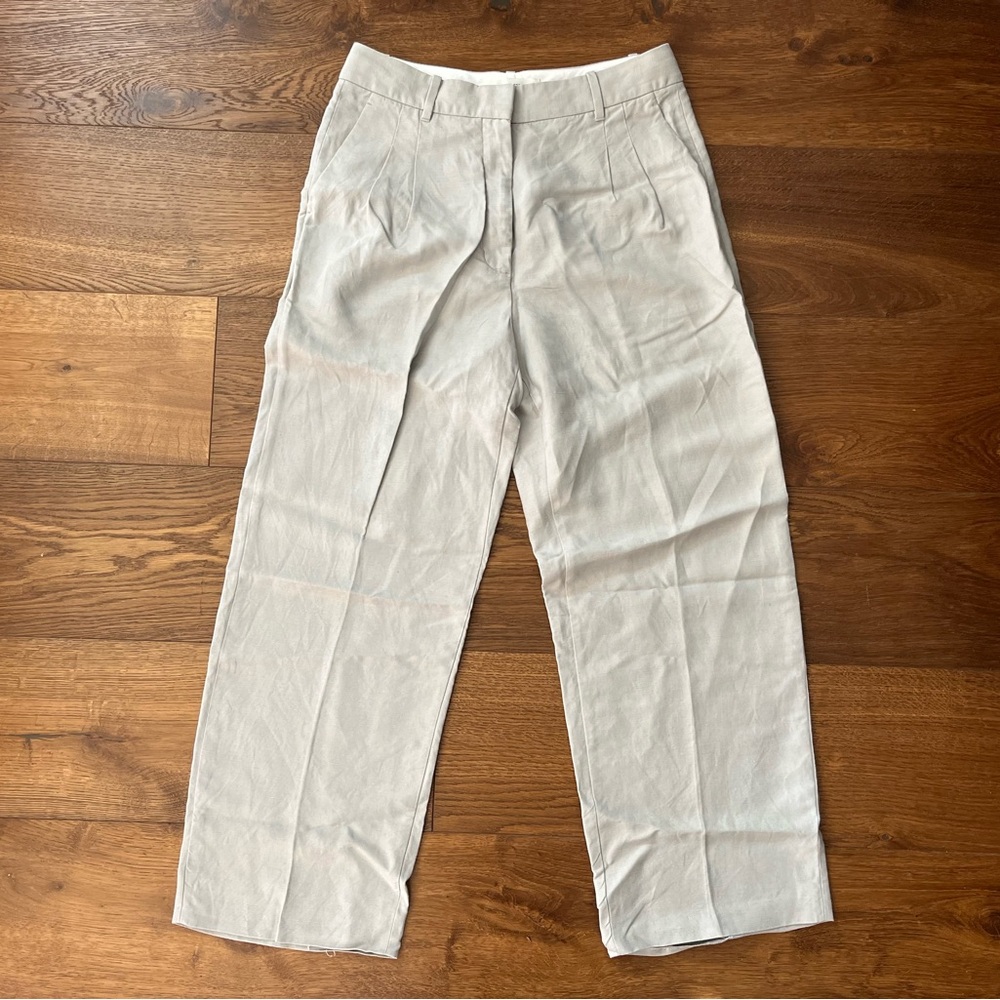 Aritzia The Effortless Pant in linen/Lyocell
Size 10 color Ashen